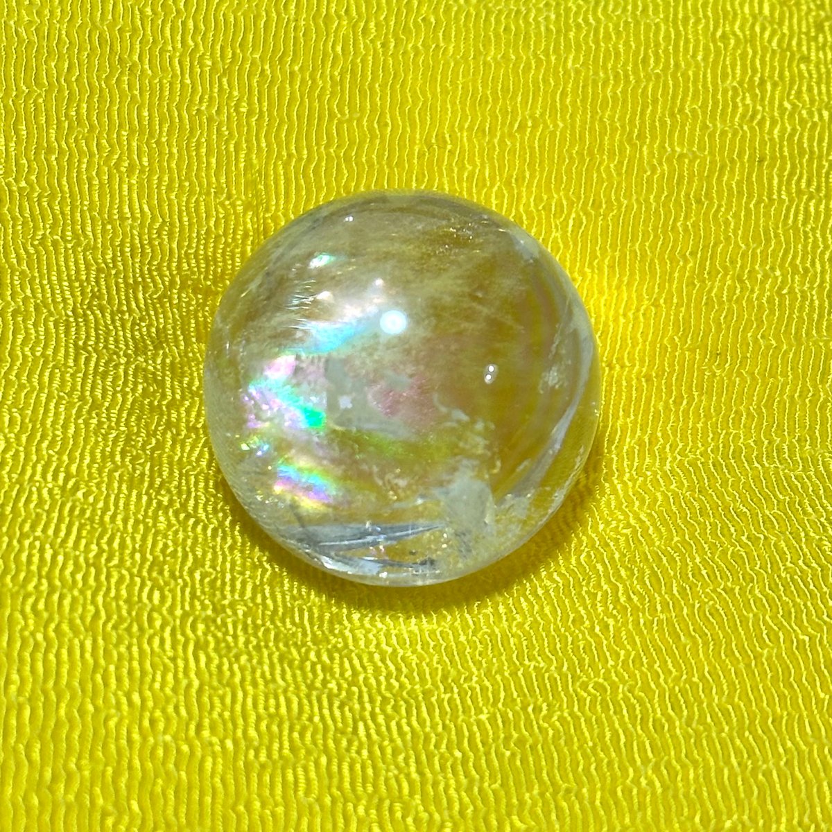 虹入り水晶 丸玉｜浄化と癒しをもたらすクラック水晶