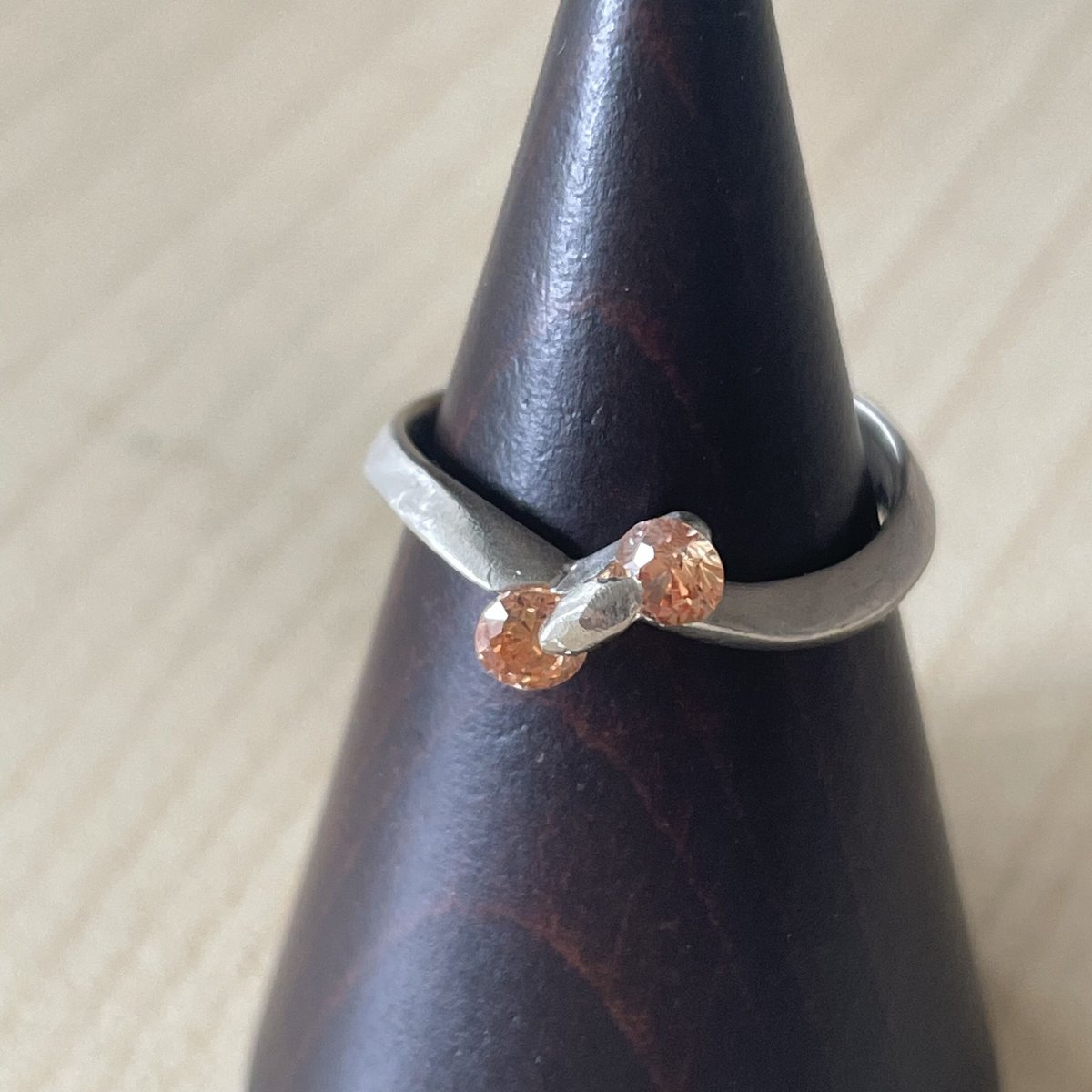 オレンジと赤の石の装飾的リング2点セット オレンジと赤の石の装飾的リング2点セット