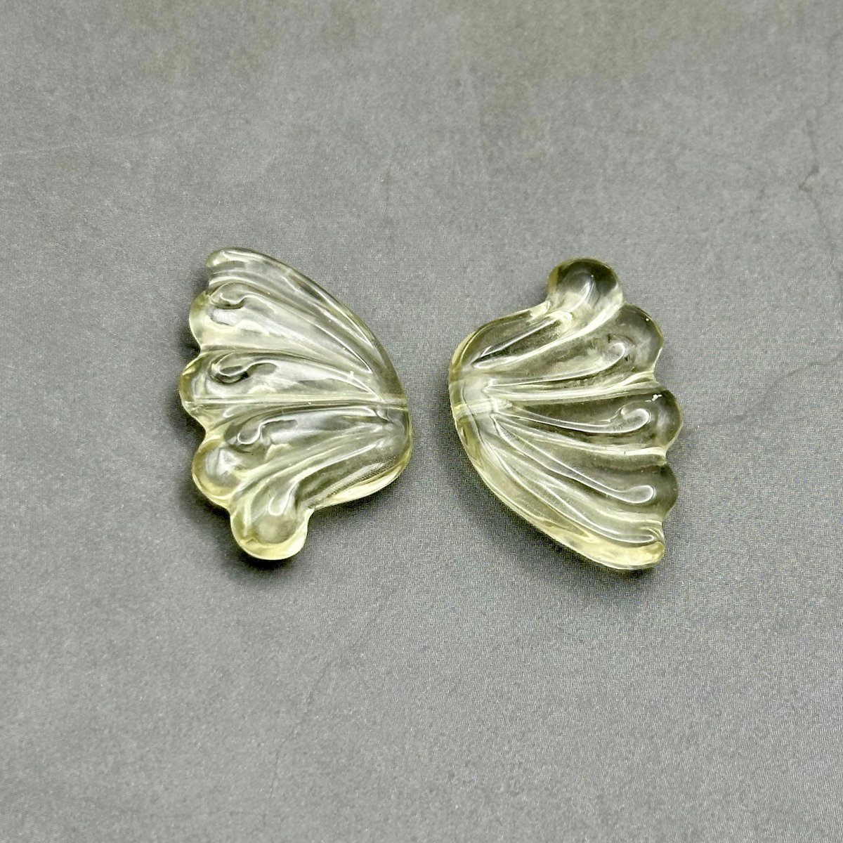 リビアングラス　スフィア　貫通穴なし　隕石 リビアングラス - 埼玉県吉川市の天然石専門店・水晶