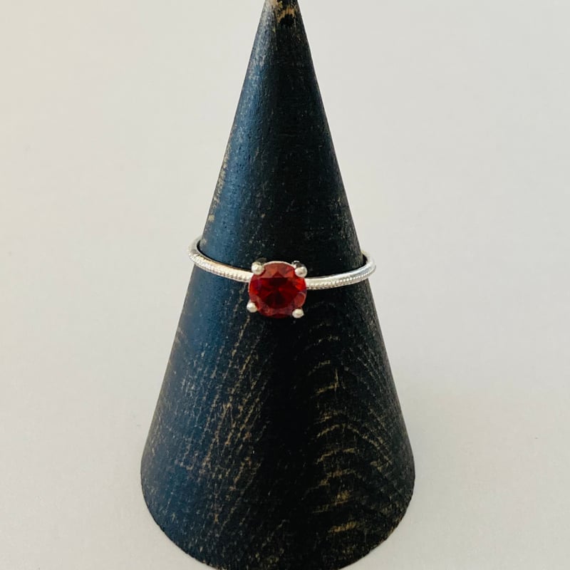 ヘソナイトガーネット一粒リング/サイズ直し無料 ガーネット一粒リング/ミル打ちデザイン | ジュエリー春日