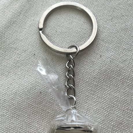 黒金魚のちいさな袋 ― レジンキーホルダー ―