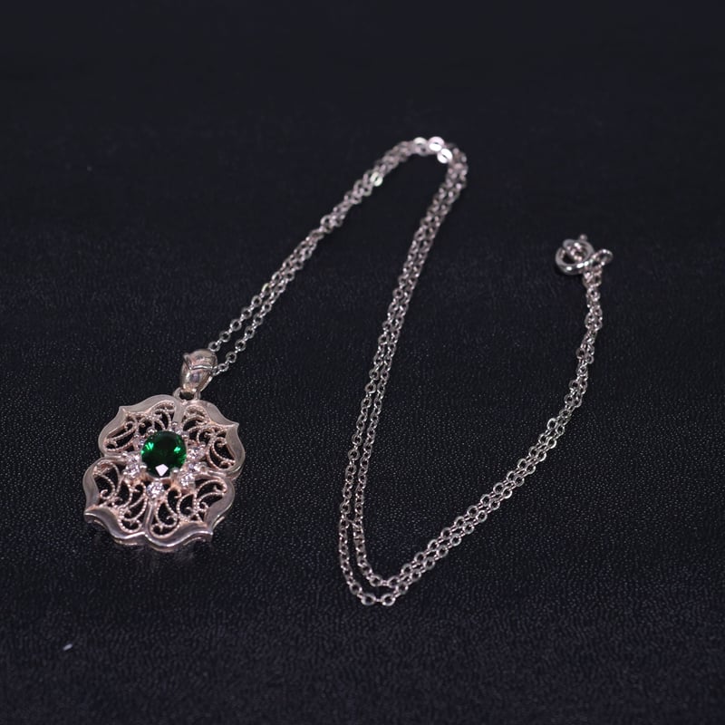 唐草模様ネックレス｜エメラルドカラー | ジュエリー春日
