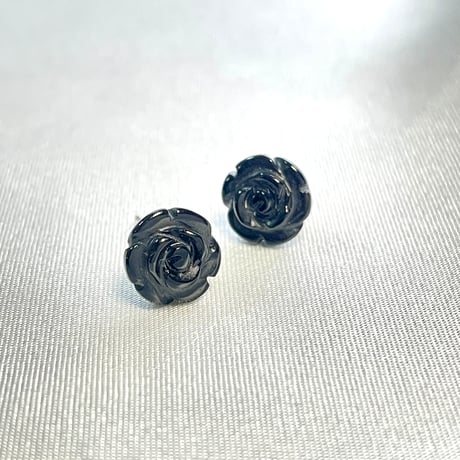 【アレルギー対応】オニキスの薔薇ピアス｜サージカルステンレス｜天然石ピアス