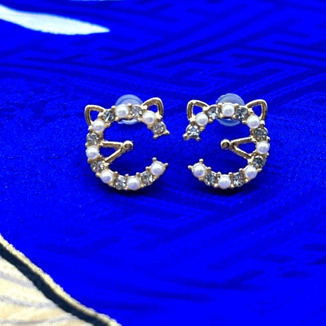 【ねこ守りシリーズ】ねこフェイスピアス｜きらめく瞳のプチジュエリー ゴールドカラー