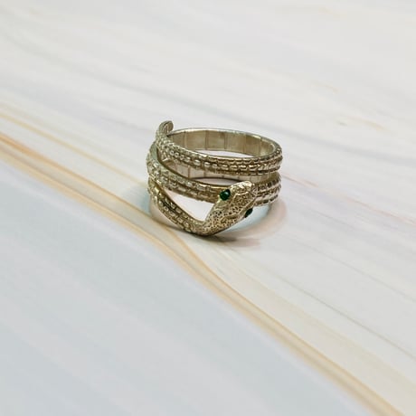 【男女兼用可能】翡翠付き蛇の指輪/サイズフリー 裏側模様あり