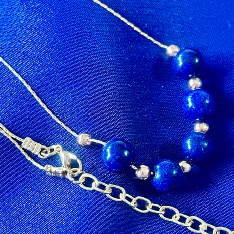 ラピスラズリネックレス｜深い青が魅せる天然石ジュエリー・シンプル上品デザイン