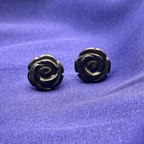 黒薔薇ピアス｜天然石オニキス薔薇ピアス