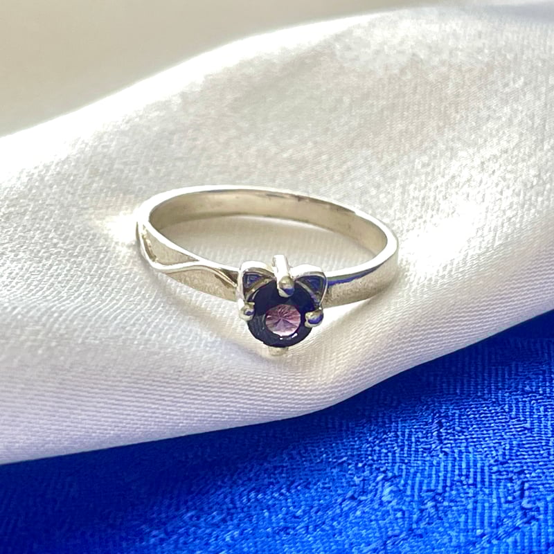 ねこ守りシリーズ】猫ちゃんリング/ガーネット | ジュエリー春日