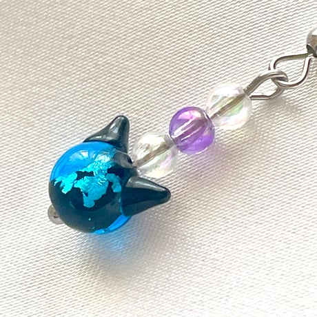 【ねこ守りシリーズ】超希少！ホタルガラス 揺れる猫玉ピアス