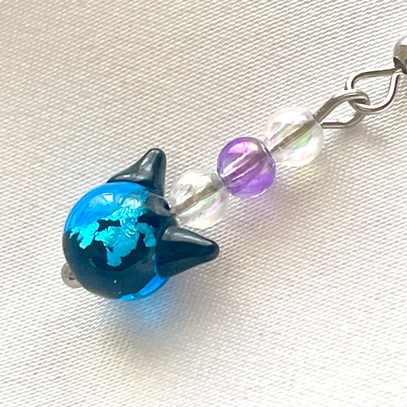 ねこ守りシリーズ】超希少！ホタルガラス 揺れる猫玉ピアス