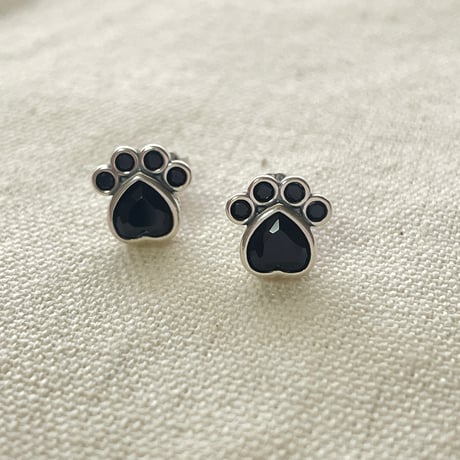 【ねこ守りシリーズ】ねこ守りピアス ーオニキスの足跡ー