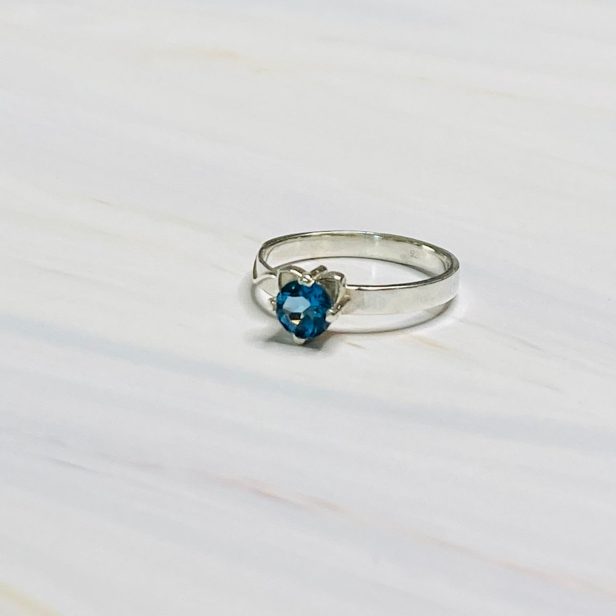 ねこ守りシリーズ】猫ちゃんリング/ブルートパーズ | ジュエリー春日