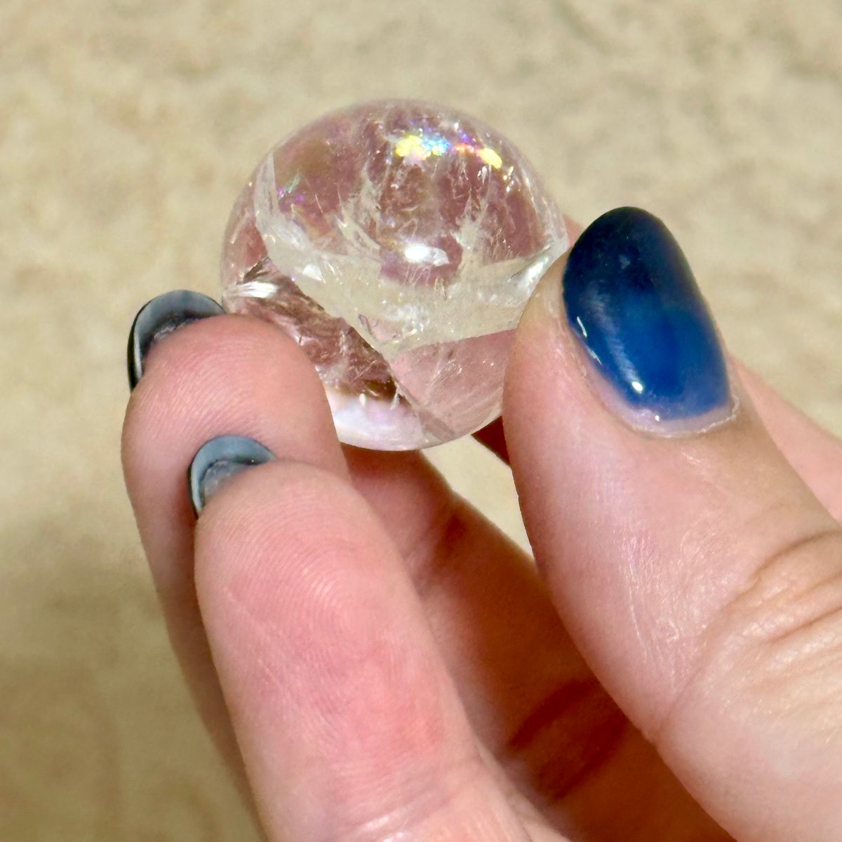 虹入り水晶 丸玉｜浄化と癒しをもたらすクラック水晶パワーストーン