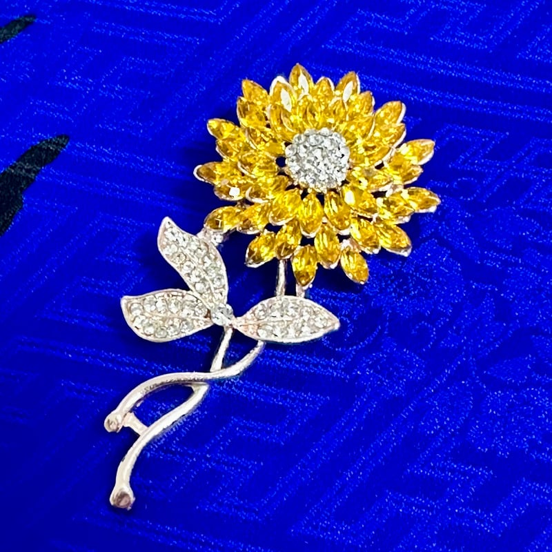 ひまわりの煌めきブローチ｜キラキラ咲く太陽の花 | ジュエリー春日