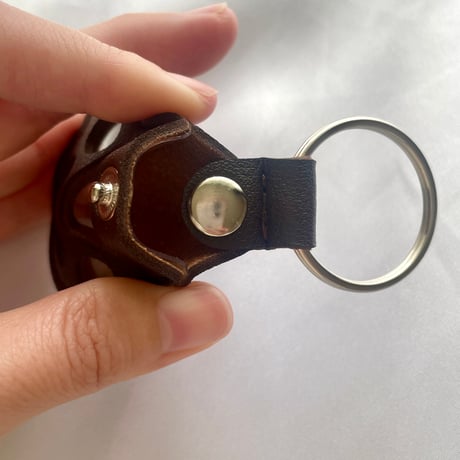 思いを詰め込むペットの毛を入れられる肉球キーホルダー