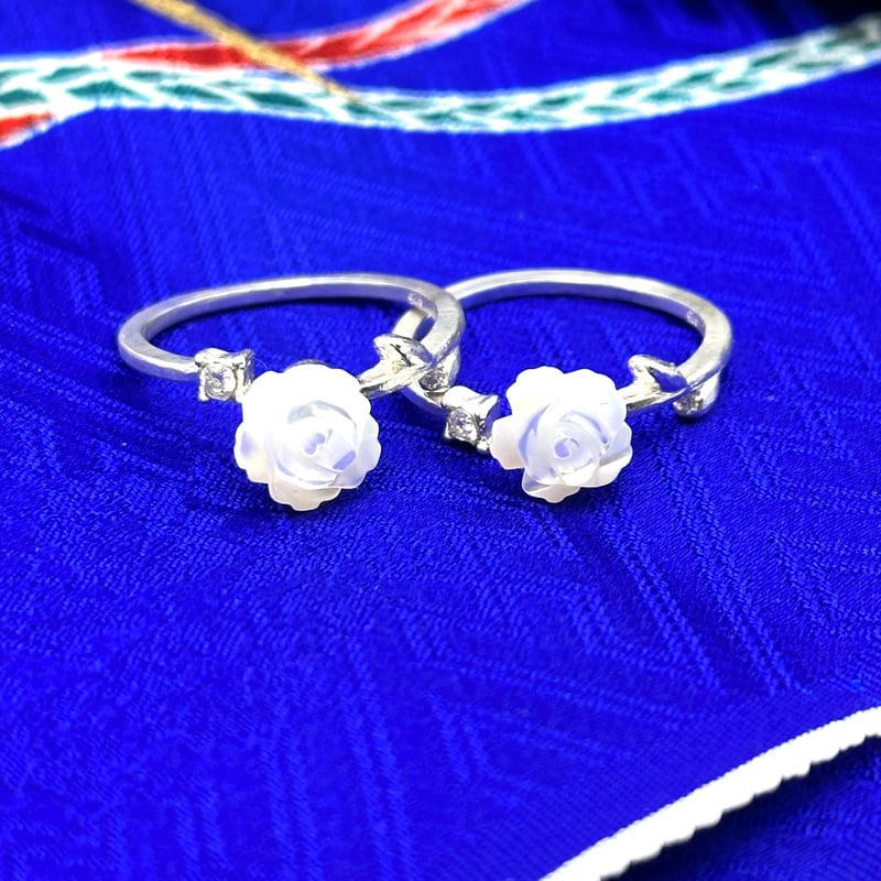 マザーオブパールの白薔薇リング｜葉モチーフが彩る自然派ジュエリー