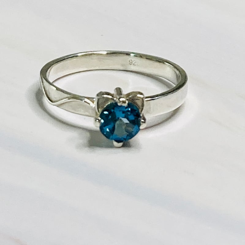 ねこ守りシリーズ】猫ちゃんリング/ブルートパーズ | ジュエリー春日