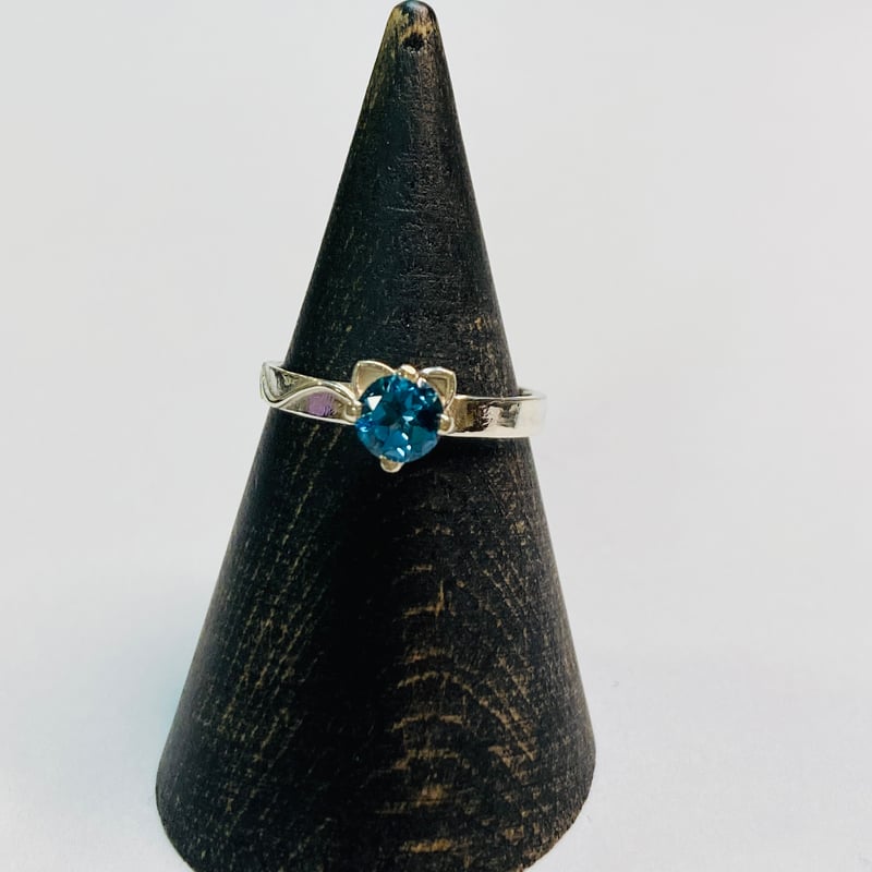 ねこ守りシリーズ】猫ちゃんリング/ブルートパーズ | ジュエリー春日