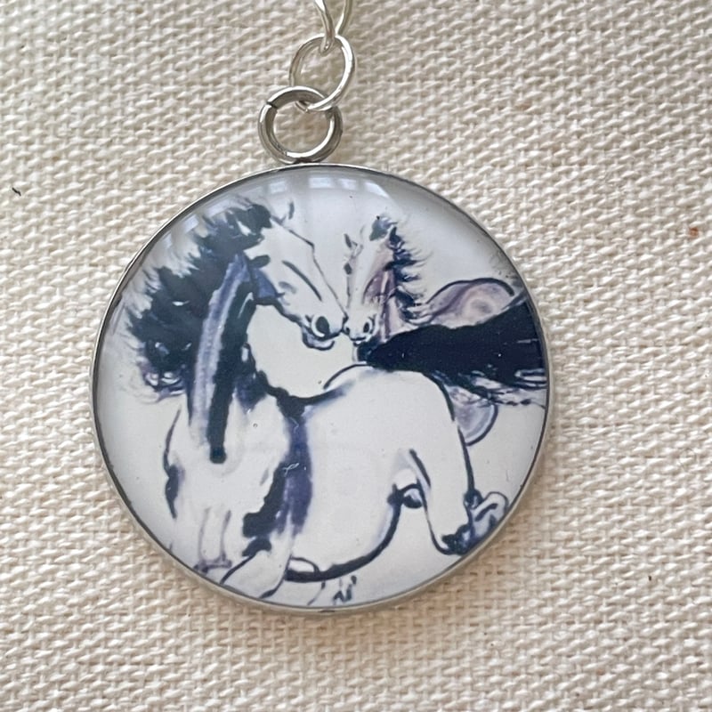 徐悲鴻《2匹の馬》キーホルダー｜午年・馬の推し活に | ジュエリー春日