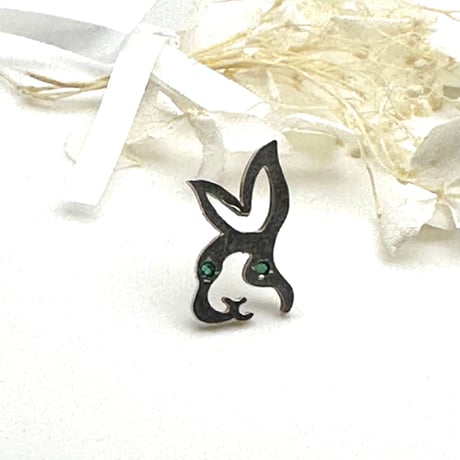 幸運を纏う エメラルド ラビットピアス（片耳）