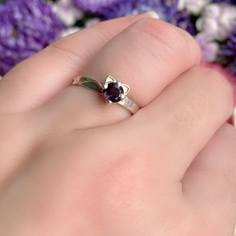 ねこ守りシリーズ】猫ちゃんリング/ガーネット | ジュエリー春日