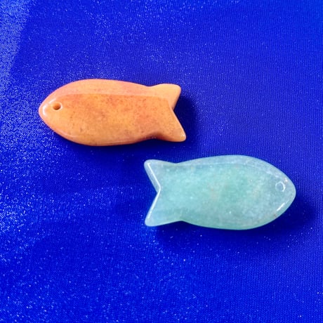 魚モチーフ天然石チャーム2個セット｜グリーンアベンチュリン＆トパーズの通し穴付きペンダントTOP