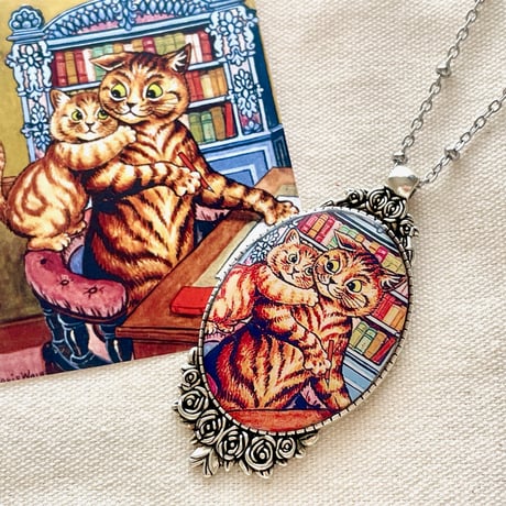 【限定一点】猫の画家ルイス・ウエイン「本棚の猫の親子」/アンティーク調ローズネックレスL/世界の名画アクセサリー