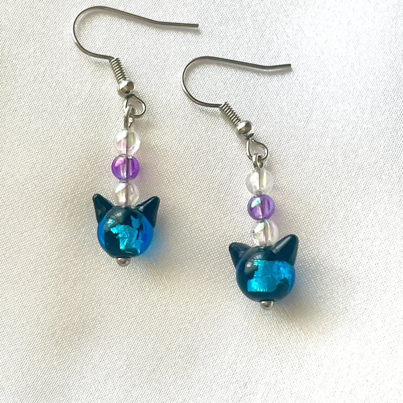 ねこ守りシリーズ】超希少！ホタルガラス 揺れる猫玉ピアス