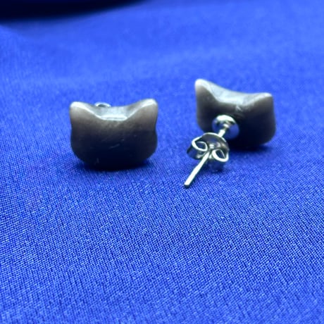黒曜石 猫ピアス｜お守りオブシディアンのシンプル猫アクセサリー