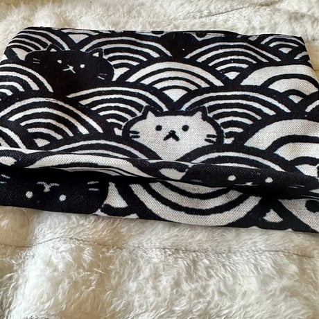 黒猫ポーチ｜青海波に隠れた癒し猫たち（両面柄）