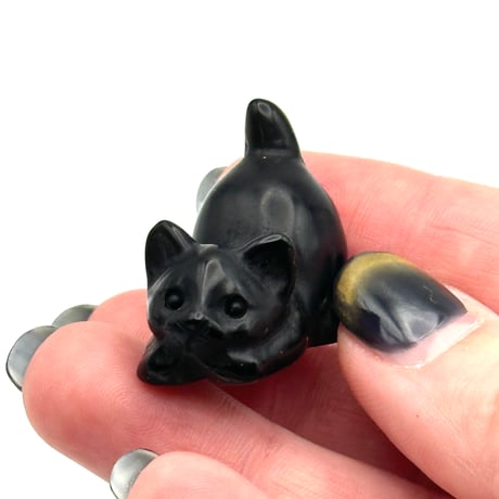 【ねこ守りシリーズ】彫刻置物 福ねこ /黒曜石 遊び誘いポーズ