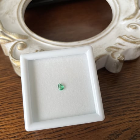 ペアシェイプ形の高品質天然エメラルドルース
