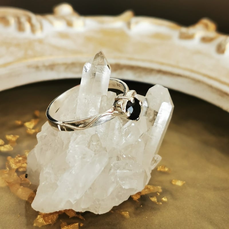 ねこ守りシリーズ】猫ちゃんリング/ガーネット | ジュエリー春日