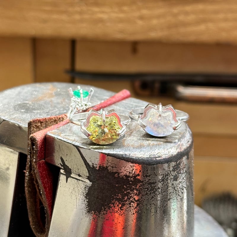 ねこ守りシリーズ】ねこの匠枠リング｜猫カットレモンクォーツ2.79ct