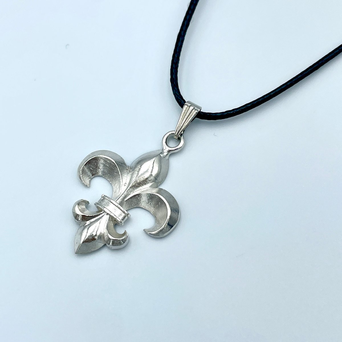 シルバー925 フルール・ド・リス ハート型ネックレス 透かし彫り