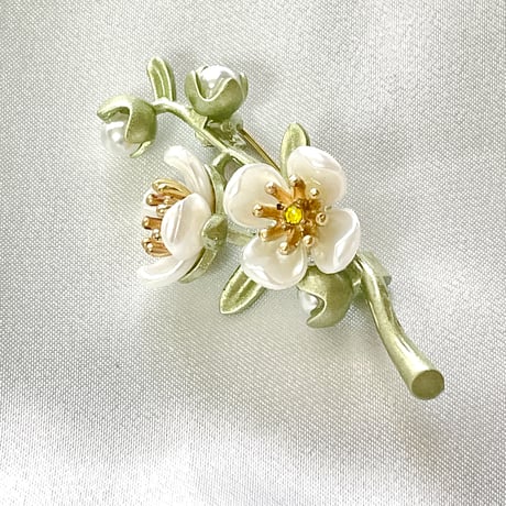 梅ブローチ｜和の美とゴッホの色彩が重なるアートアクセサリー