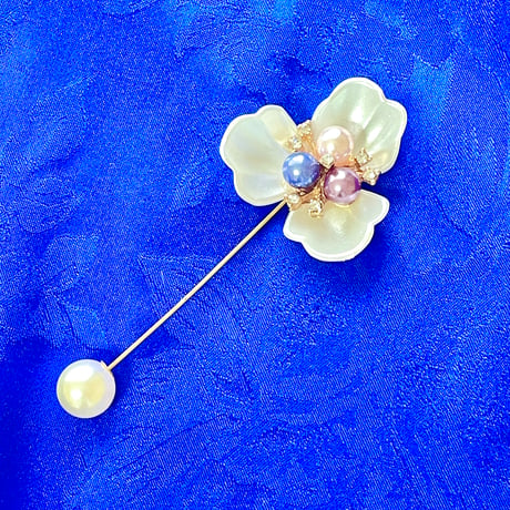 花ブローチ 白 × ゴールド プラスチックパール 上品アクセサリー