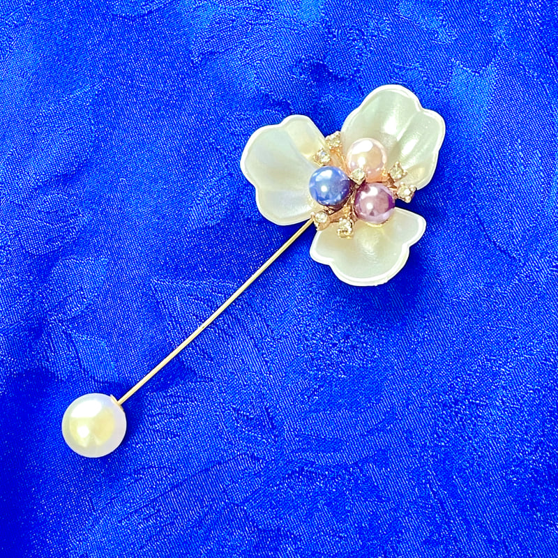 花ブローチ 白 × ゴールド プラスチックパール 上品アクセサリー 