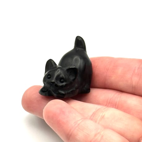 【ねこ守りシリーズ】彫刻置物 福ねこ /黒曜石 遊び誘いポーズ