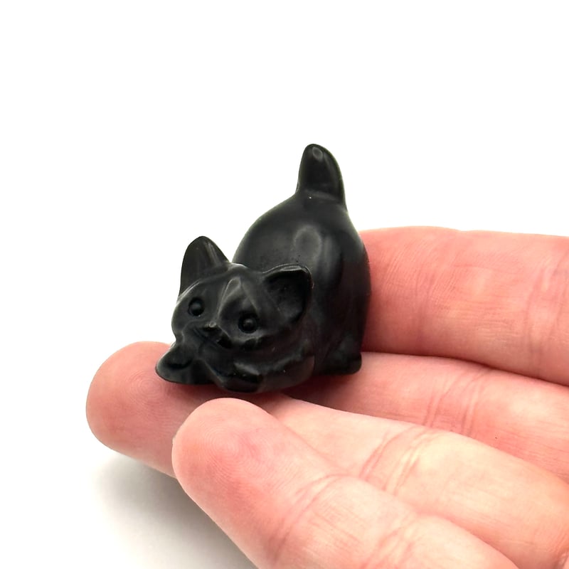ねこ守りシリーズ】彫刻置物 福ねこ /黒曜石 遊び誘いポーズ