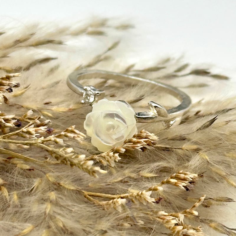 自然古生物学の標本マザーオブパール原石のホームジュエリーの装飾 マザーオブパールの白薔薇リング｜葉モチーフが彩る自然派