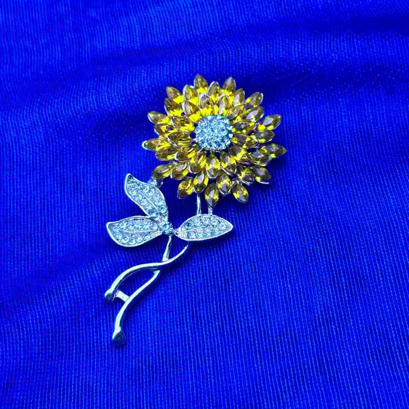 う*ん様 花のブローチ ひまわりの煌めきブローチ｜キラキラ咲く太陽の花 | ジュエリー春日