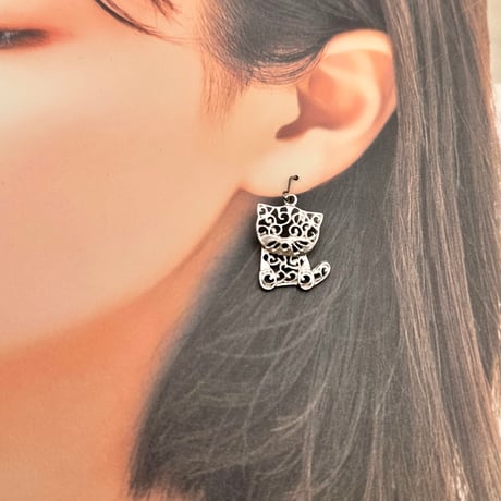 唐草模様 透かし 猫ピアス｜和モダンな大人の猫アクセサリー