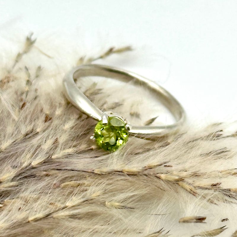 やっと入荷！爆財運の石！高品質ペリドットリング✨ 8月誕生石＞K10ペリドットピンキーリング（マザー）｜ピンキー