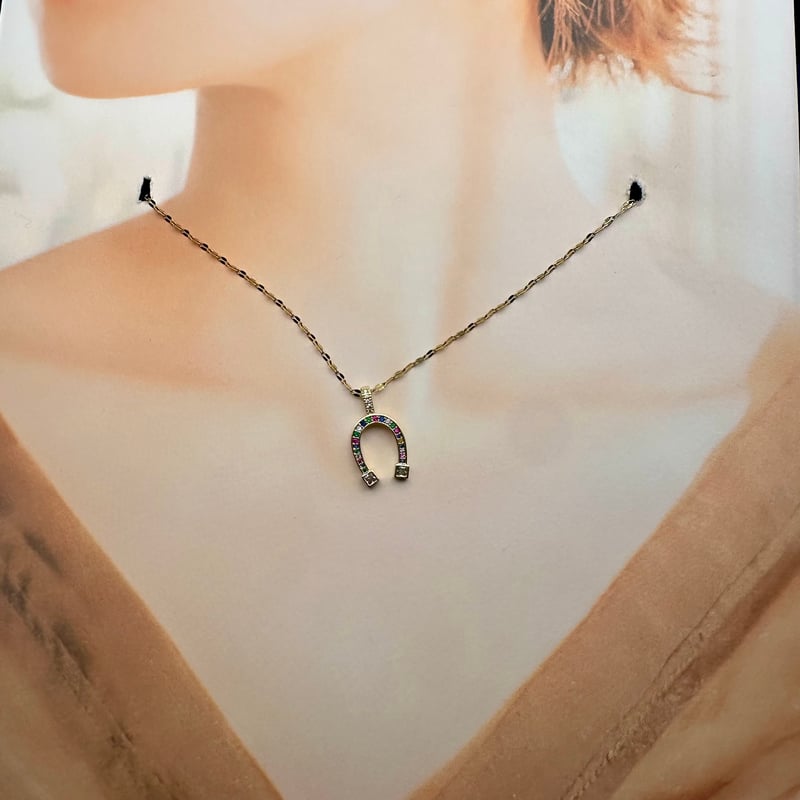 カラフルストーン馬蹄ネックレス｜幸運のお守りジュエリー