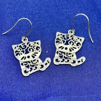 唐草模様 透かし 猫ピアス｜和モダンな大人の猫アクセサリー