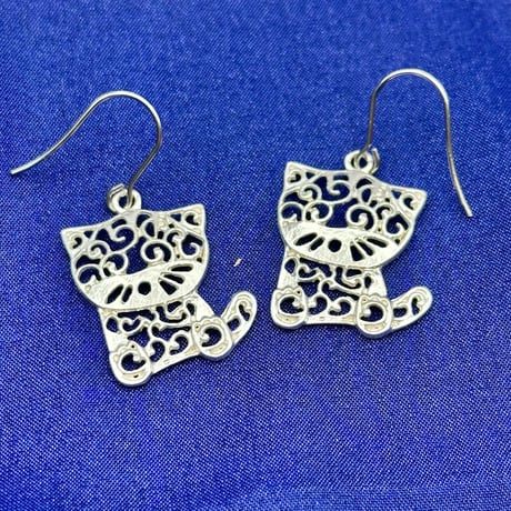 唐草模様 透かし 猫ピアス｜和モダンな大人の猫アクセサリー