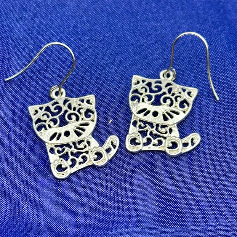 唐草模様 透かし 猫ピアス｜和モダンな大人の猫アクセサリー