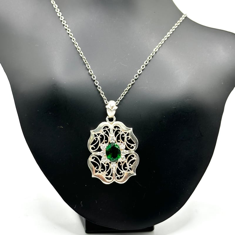 唐草模様ネックレス｜エメラルドカラー | ジュエリー春日