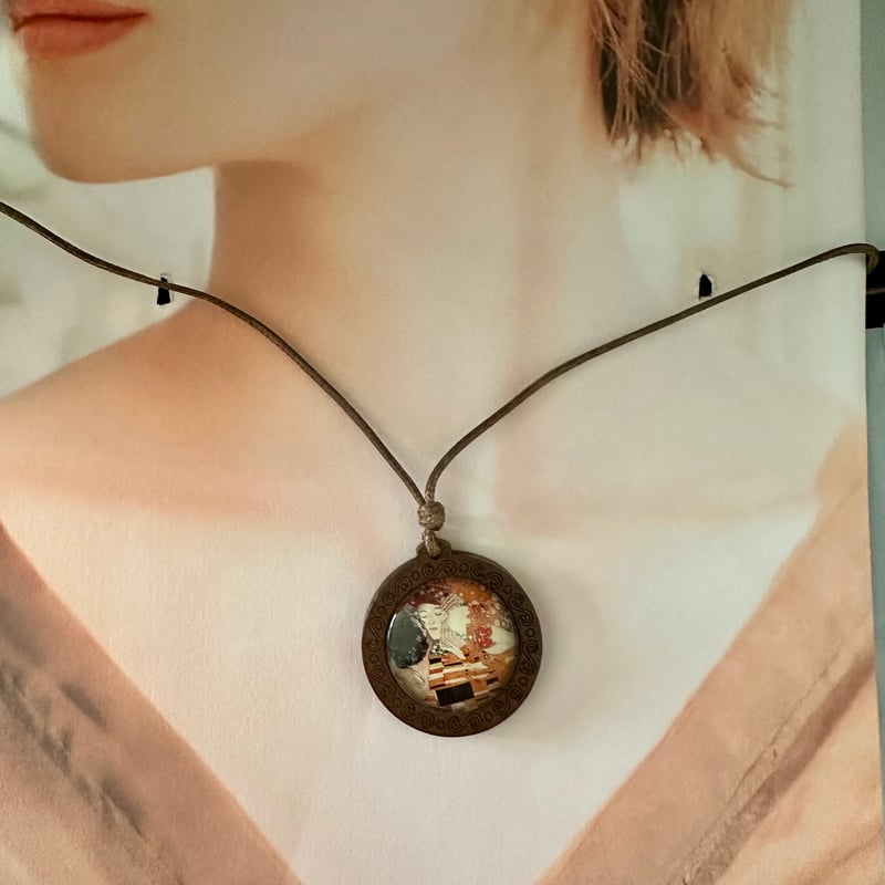 クリムト《接吻》木製ネックレス｜名画アクセサリーアート
